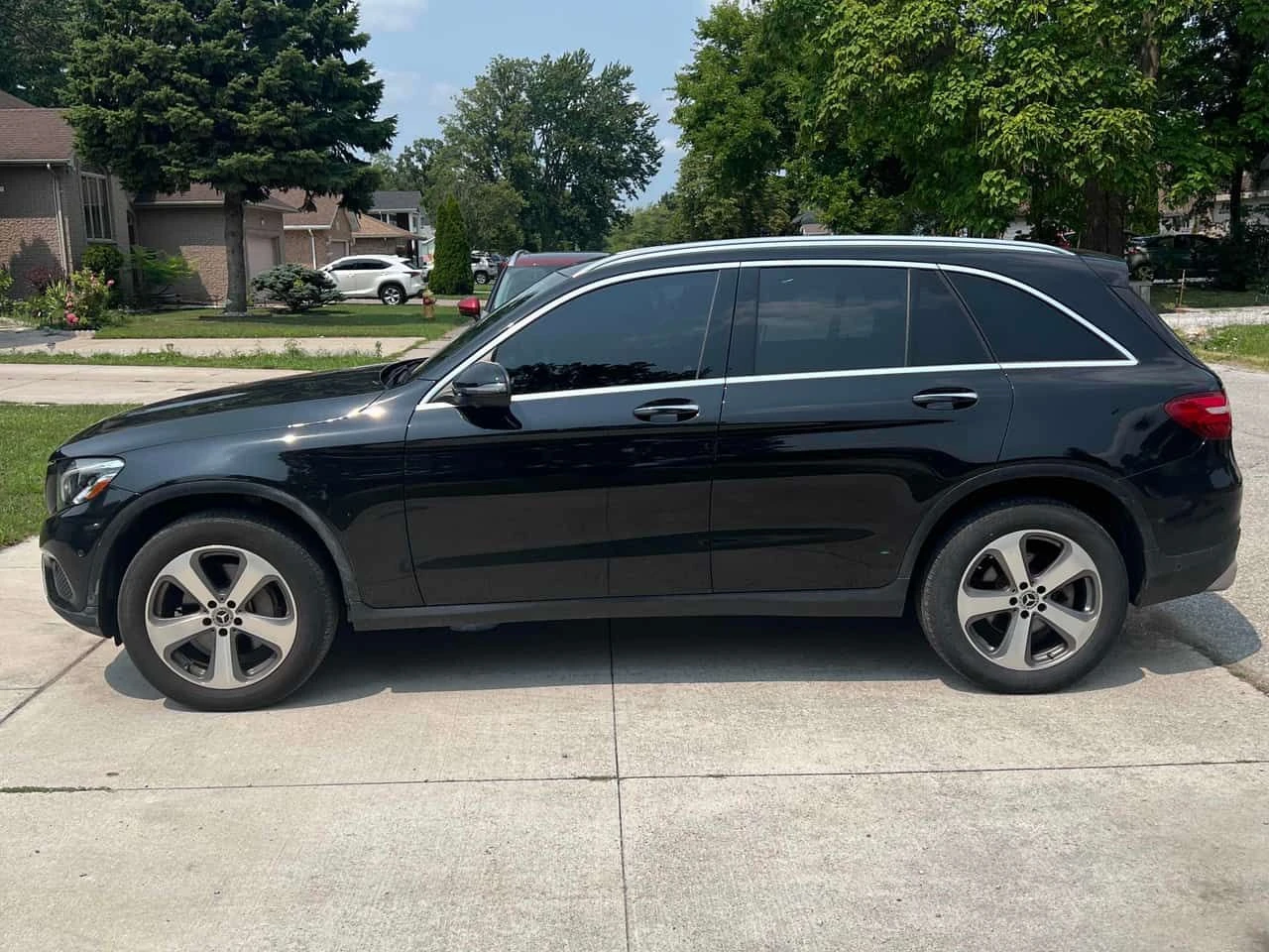 Mercedes-Benz GLC 300 /DIS/360/ДВОЙНА ПАНОРАМА /АВТОКРЕДИТ, снимка 2 - Автомобили и джипове - 55632511