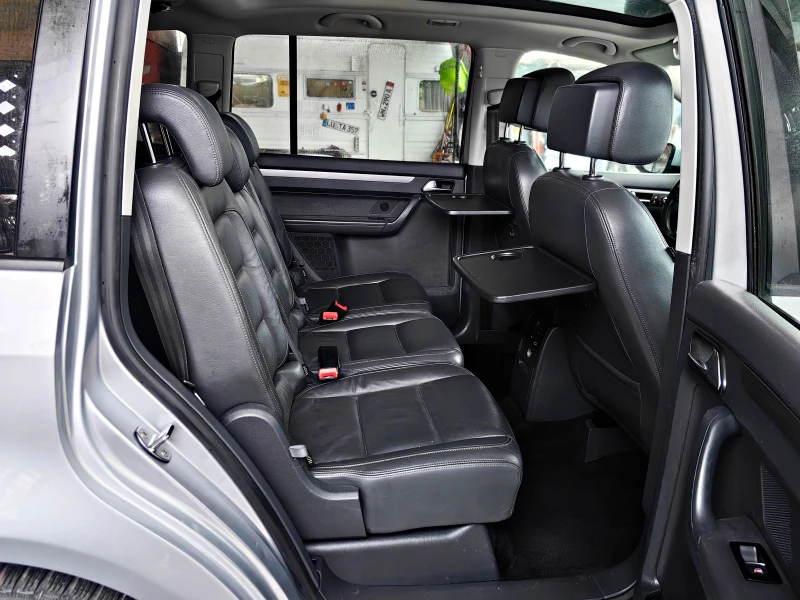 VW Touran 2.0TDI!!ШВЕЙЦАРИЯ!КОЖА!СТЪКЛЕН ТАВАН!НАВИ, снимка 10 - Автомобили и джипове - 53285112