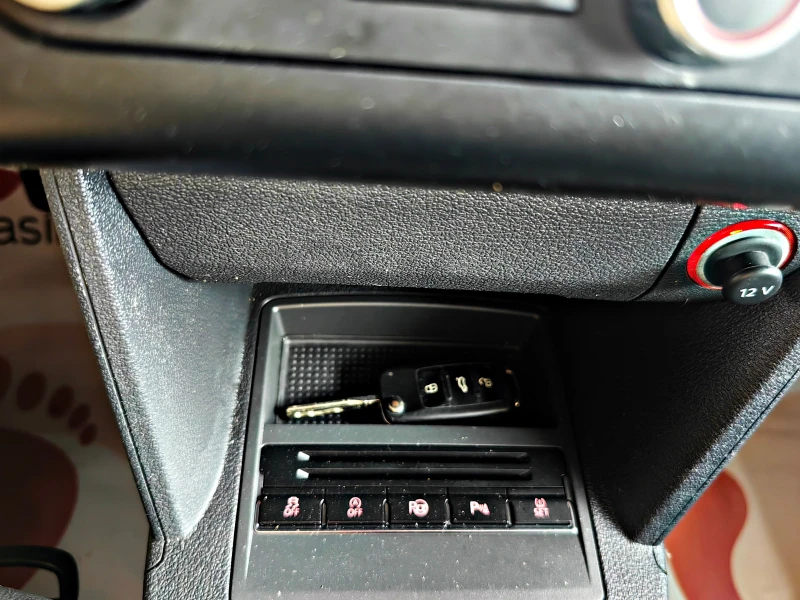 VW Touran 2.0TDI!!ШВЕЙЦАРИЯ!КОЖА!СТЪКЛЕН ТАВАН!НАВИ, снимка 12 - Автомобили и джипове - 53285112