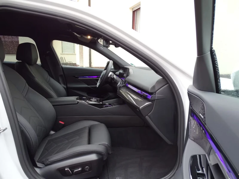 BMW 520 G60/299HP/TOURING/MSPORT/ОБДУХ/360/HUD/H&K/979v, снимка 11 - Автомобили и джипове - 53593421