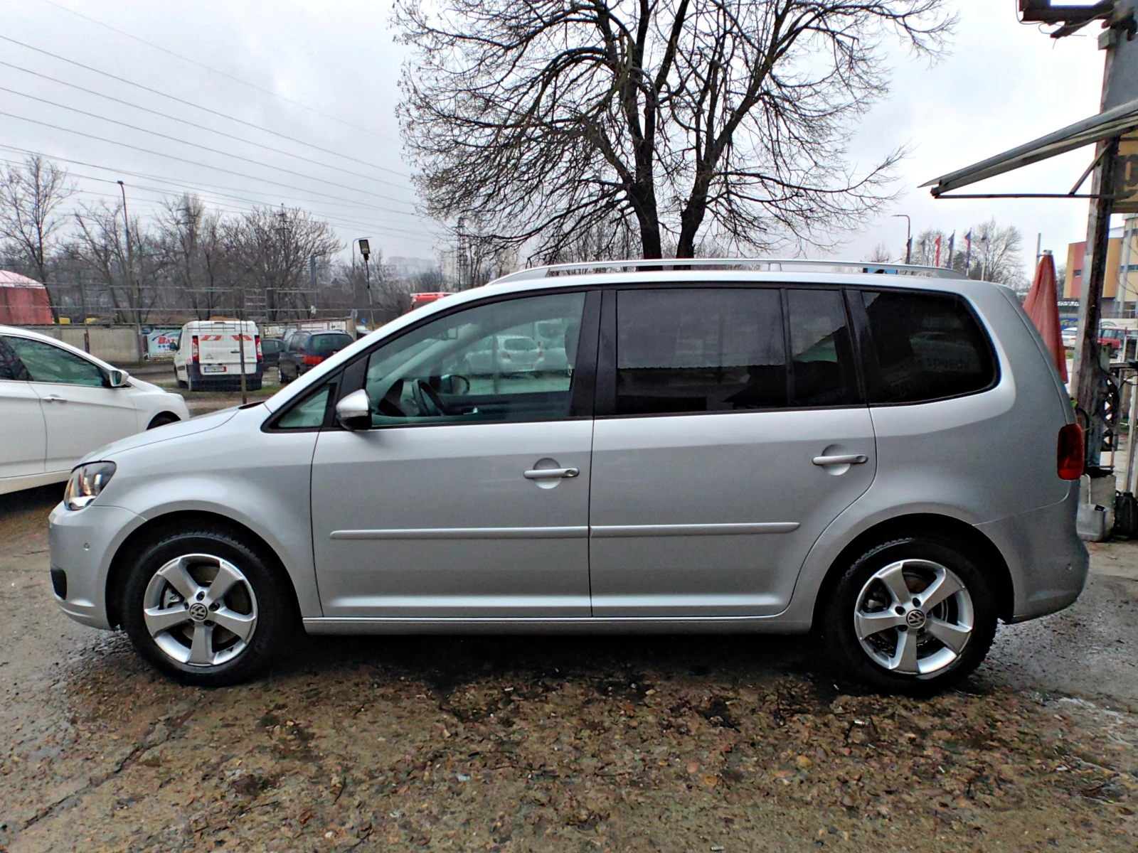 VW Touran 2.0TDI!!ШВЕЙЦАРИЯ!КОЖА!СТЪКЛЕН ТАВАН!НАВИ - изображение 4