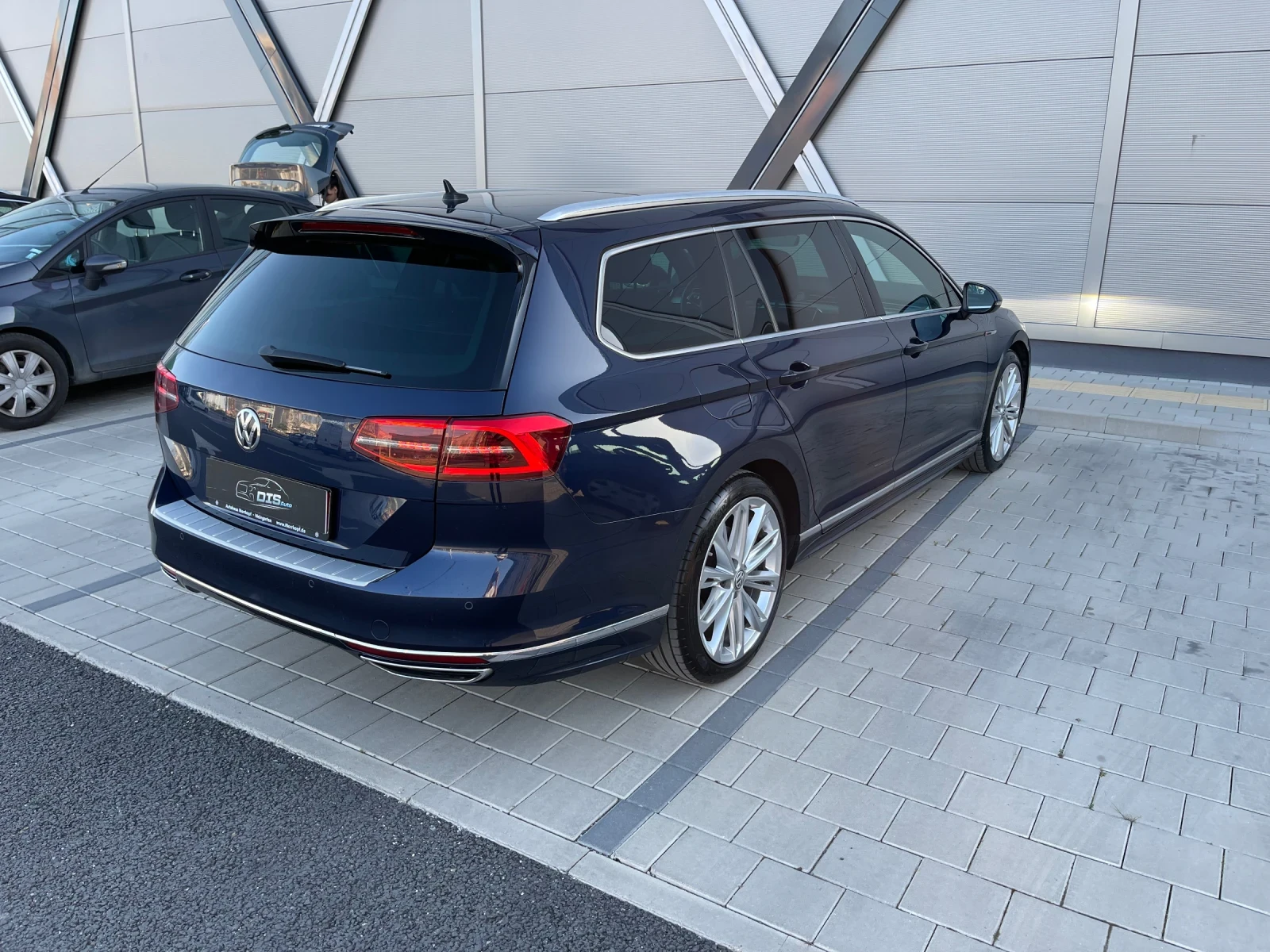 VW Passat 2.0Bitdi / 4-motion/ R-line/ head-up/ , снимка 4 - Автомобили и джипове - 54306447