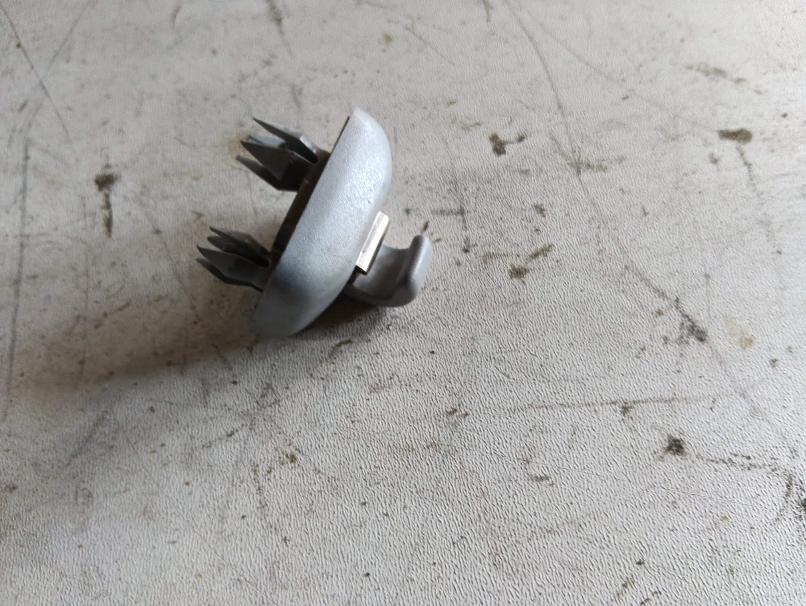 щипка сенник 8W0857562A Audi A4