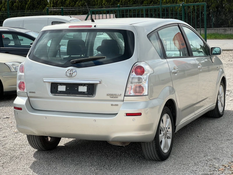 Toyota Corolla verso 2.2 D4D, снимка 4 - Автомобили и джипове - 45862116