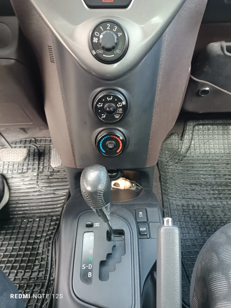 Toyota IQ Automatic , снимка 8 - Автомобили и джипове - 49543971