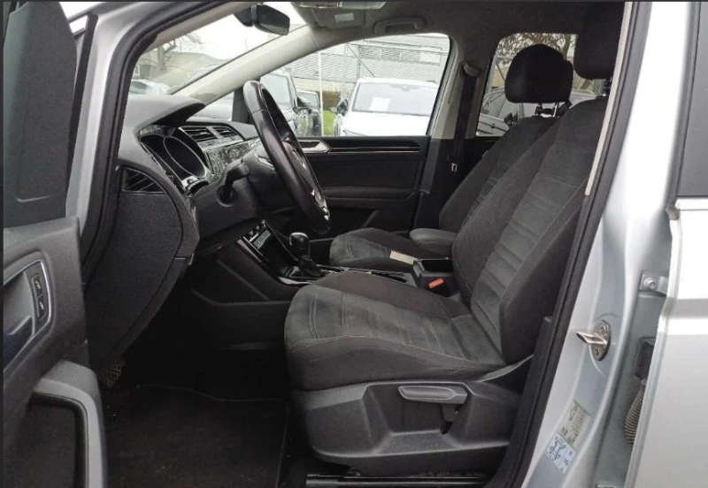 VW Touran R-Line* DSG* 7-Местен, снимка 8 - Автомобили и джипове - 52978970