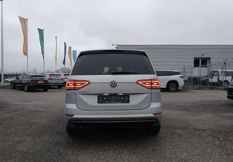 VW Touran R-Line* DSG* 7-Местен, снимка 4 - Автомобили и джипове - 52978970