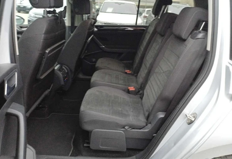 VW Touran R-Line* DSG* 7-Местен, снимка 6 - Автомобили и джипове - 52978970