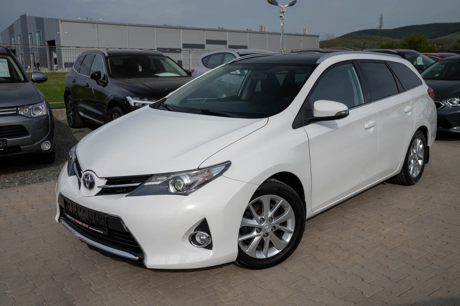 Toyota Auris 1.33* 99кс* LED* бензин, снимка 3 - Автомобили и джипове - 54214357