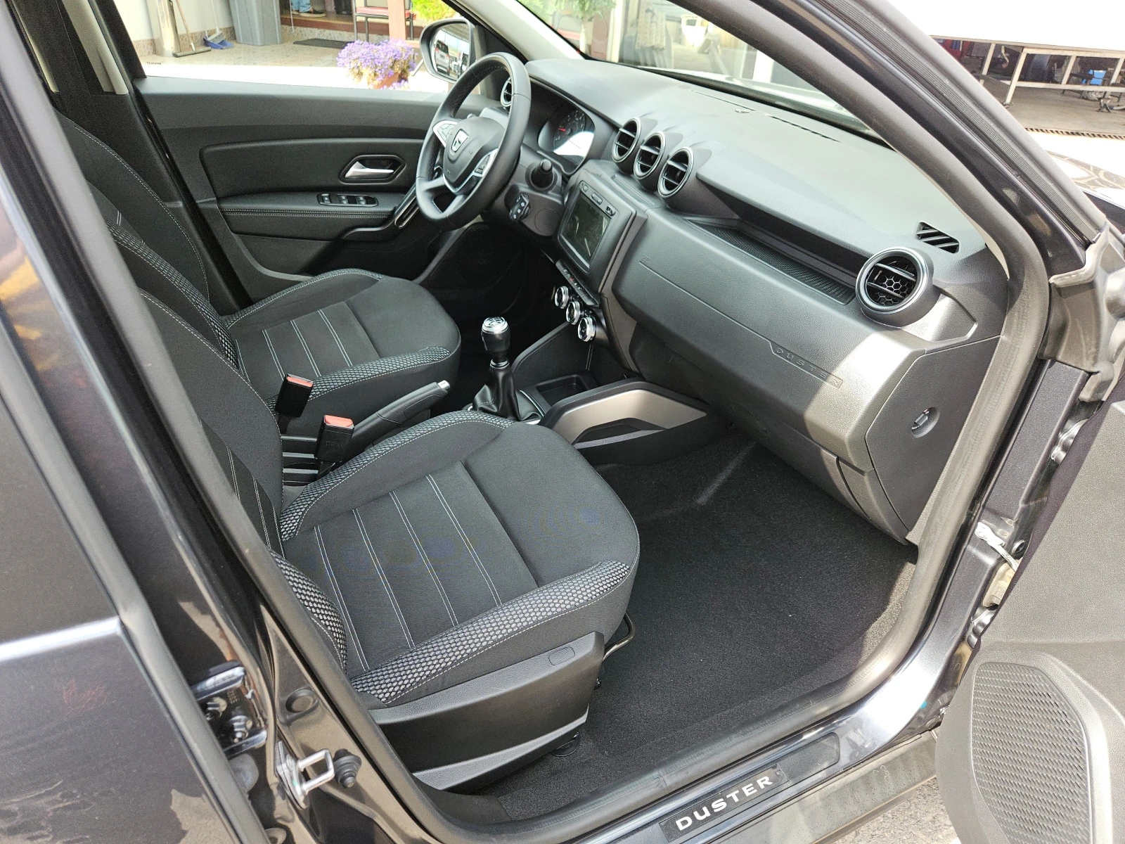 Dacia Duster 1.6i/GPL/115k.c/LED/ACC/NAVI/КАМЕРА/БЛУТУТ/EURO 6B, снимка 15 - Автомобили и джипове - 56161479
