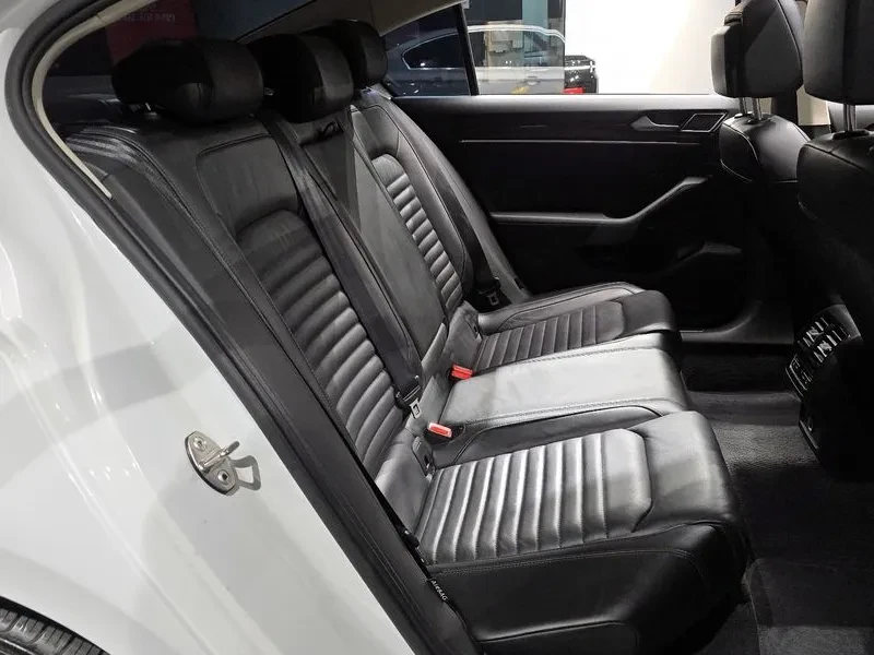 VW Passat 2.0 TDI, снимка 12 - Автомобили и джипове - 54299804