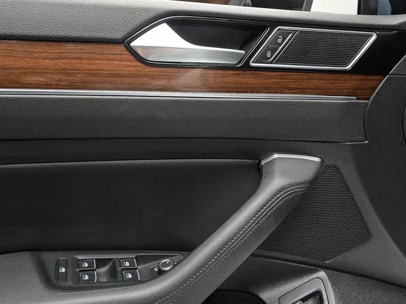 VW Passat 2.0 TDI, снимка 17 - Автомобили и джипове - 54299804