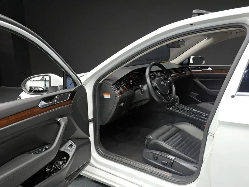 VW Passat 2.0 TDI, снимка 10 - Автомобили и джипове - 54299804