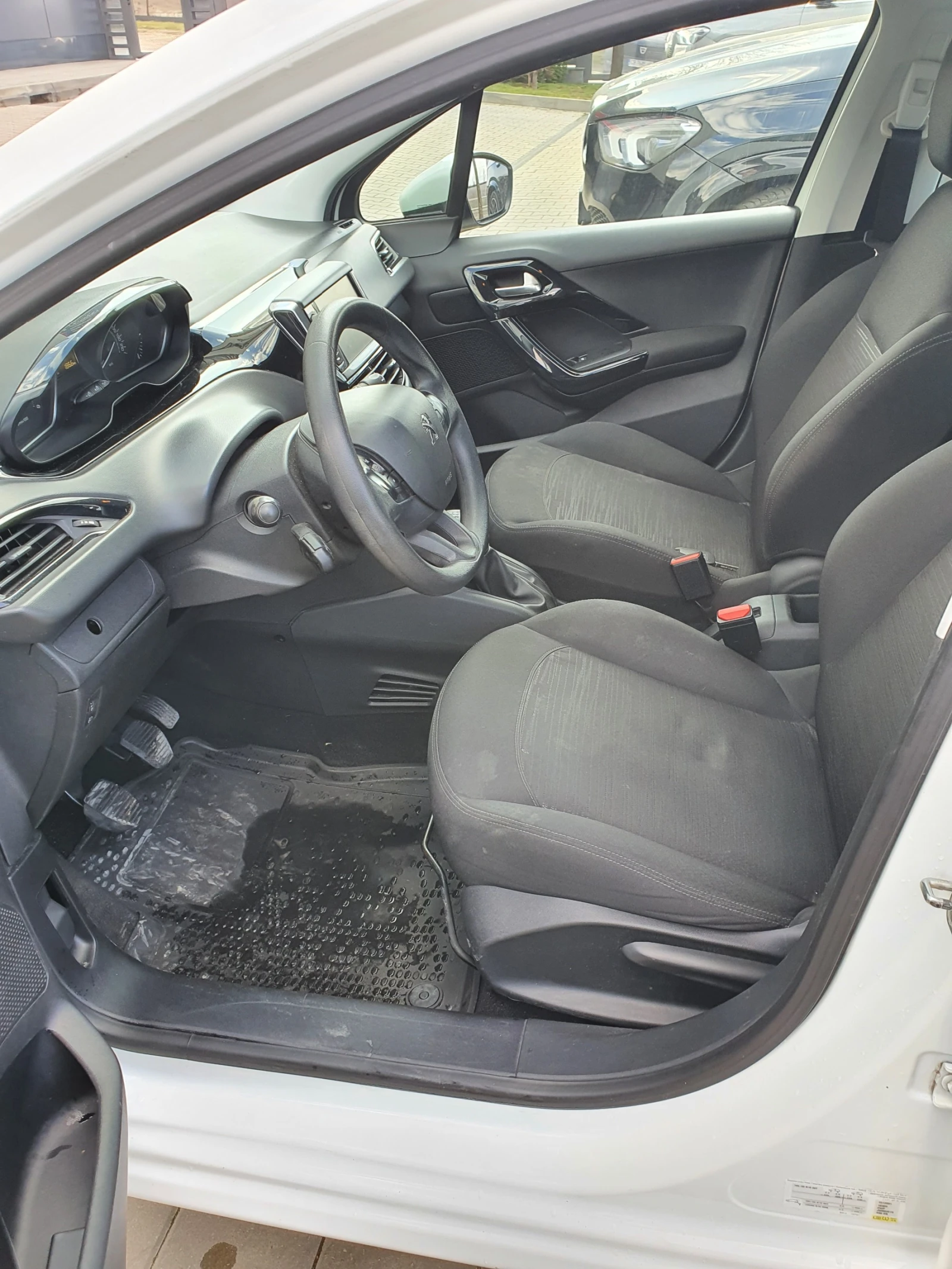 Peugeot 208 1.6 HDI, снимка 7 - Автомобили и джипове - 53844581