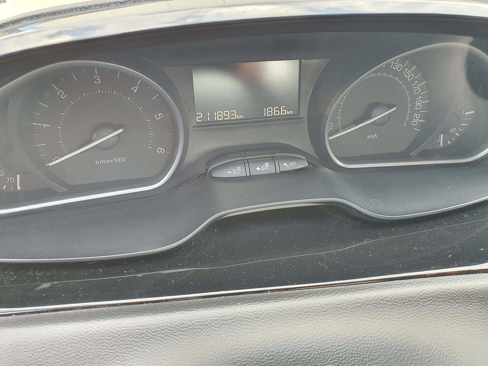 Peugeot 208 1.6 HDI, снимка 14 - Автомобили и джипове - 53844581