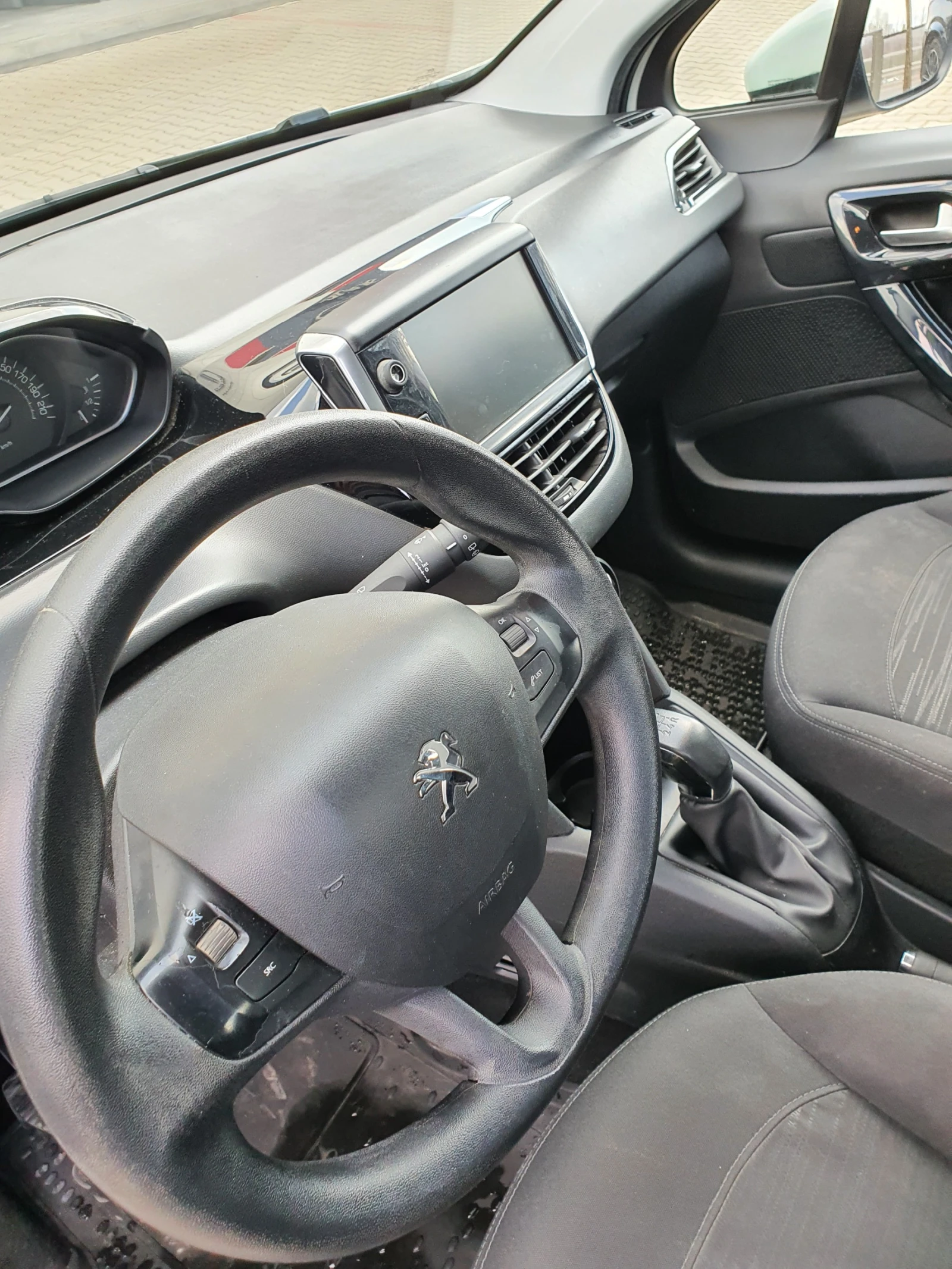 Peugeot 208 1.6 HDI, снимка 8 - Автомобили и джипове - 53844581