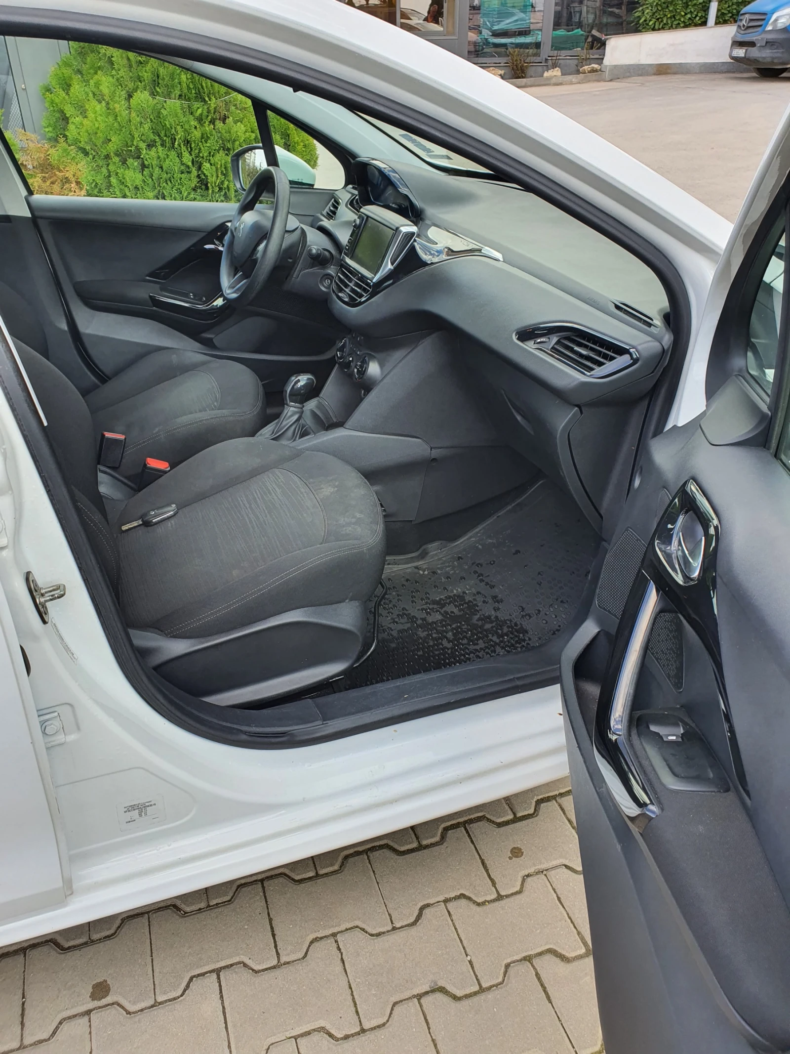 Peugeot 208 1.6 HDI, снимка 10 - Автомобили и джипове - 53844581