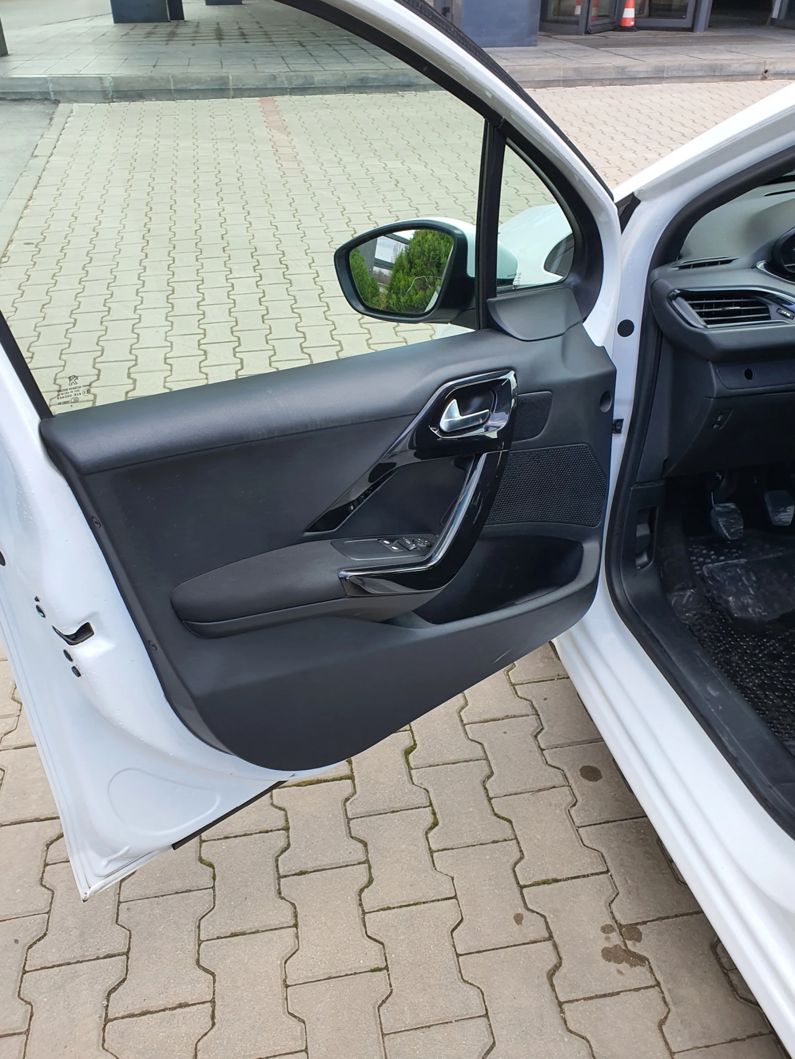 Peugeot 208 1.6 HDI, снимка 9 - Автомобили и джипове - 53844581