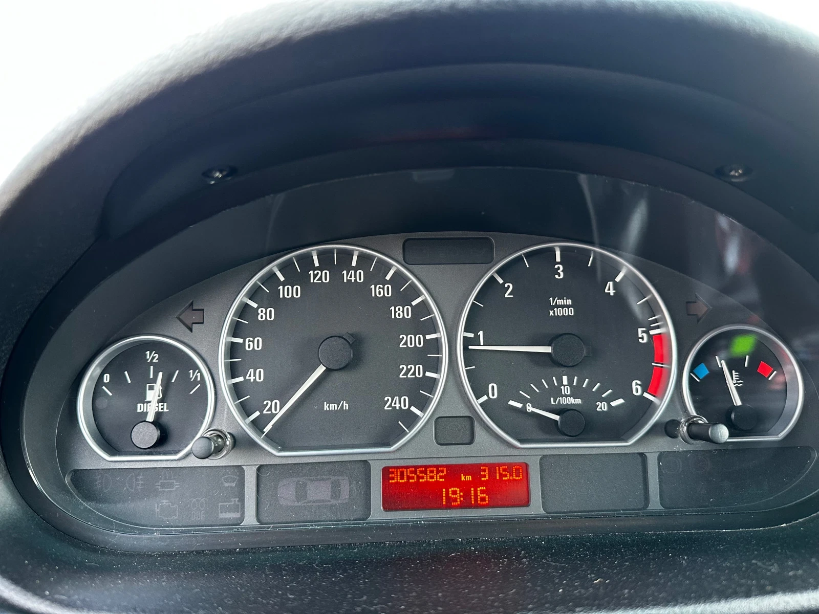 BMW 320, снимка 13 - Автомобили и джипове - 54392634