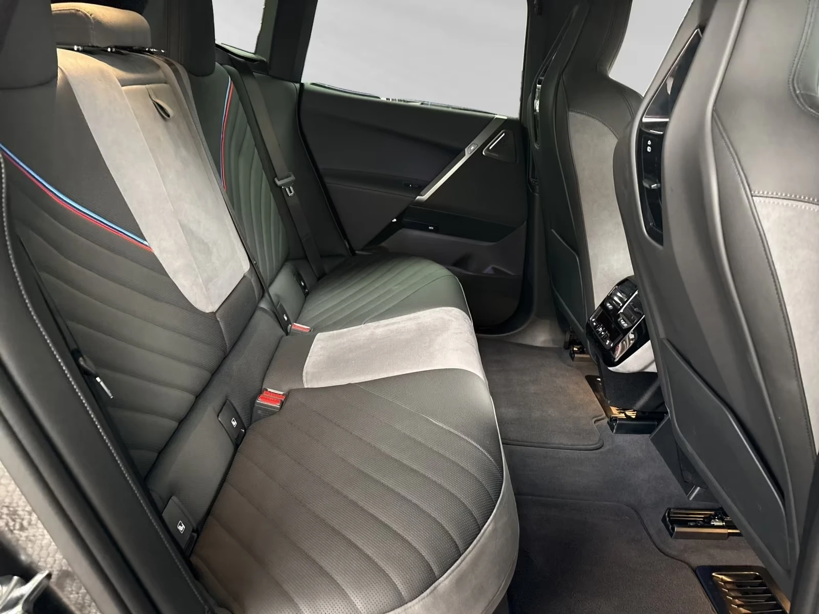 BMW iX M70 xDrive / B&W / SKY LOUNGE / ICONIC GLOW / AIR, снимка 14 - Автомобили и джипове - 55555340