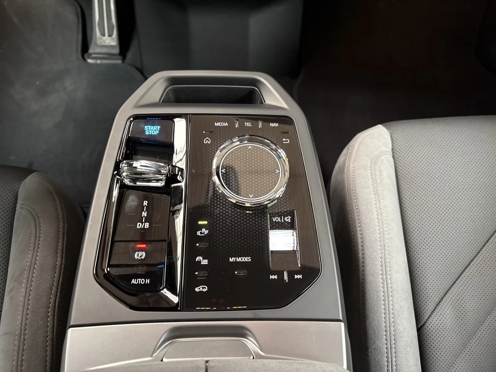 BMW iX M70 xDrive / B&W / SKY LOUNGE / ICONIC GLOW / AIR, снимка 13 - Автомобили и джипове - 55555340