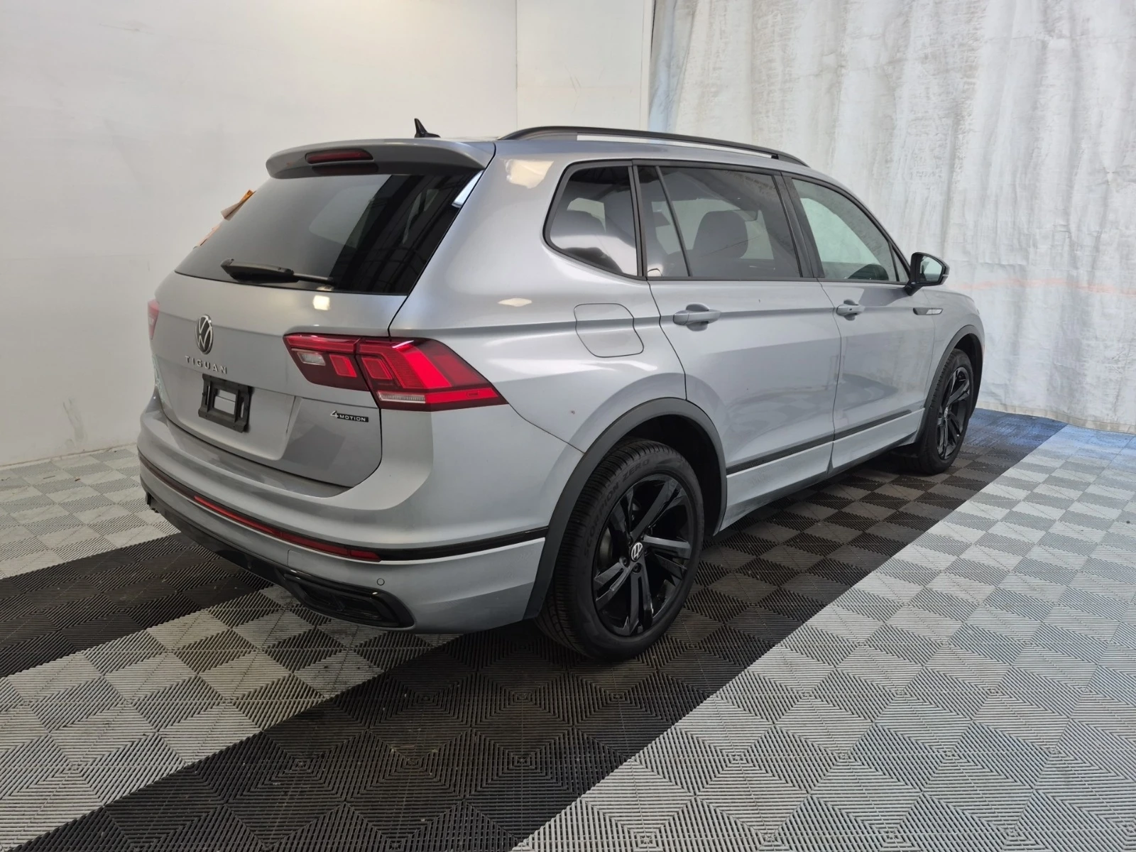VW Tiguan COMFORTLINE R-LINE BLACK EDITION * CARFAX * , снимка 3 - Автомобили и джипове - 54661297