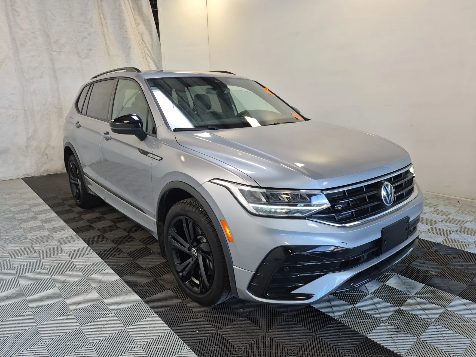 VW Tiguan COMFORTLINE R-LINE BLACK EDITION * CARFAX * , снимка 2 - Автомобили и джипове - 54661297
