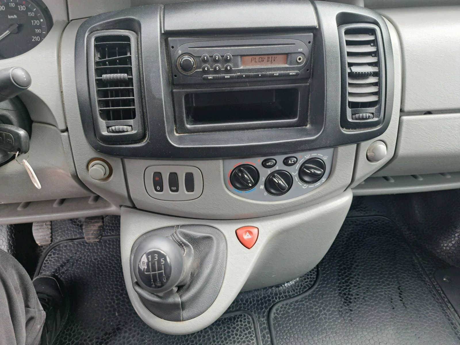 Renault Trafic 2.5/150кс., снимка 9 - Бусове и автобуси - 54195335