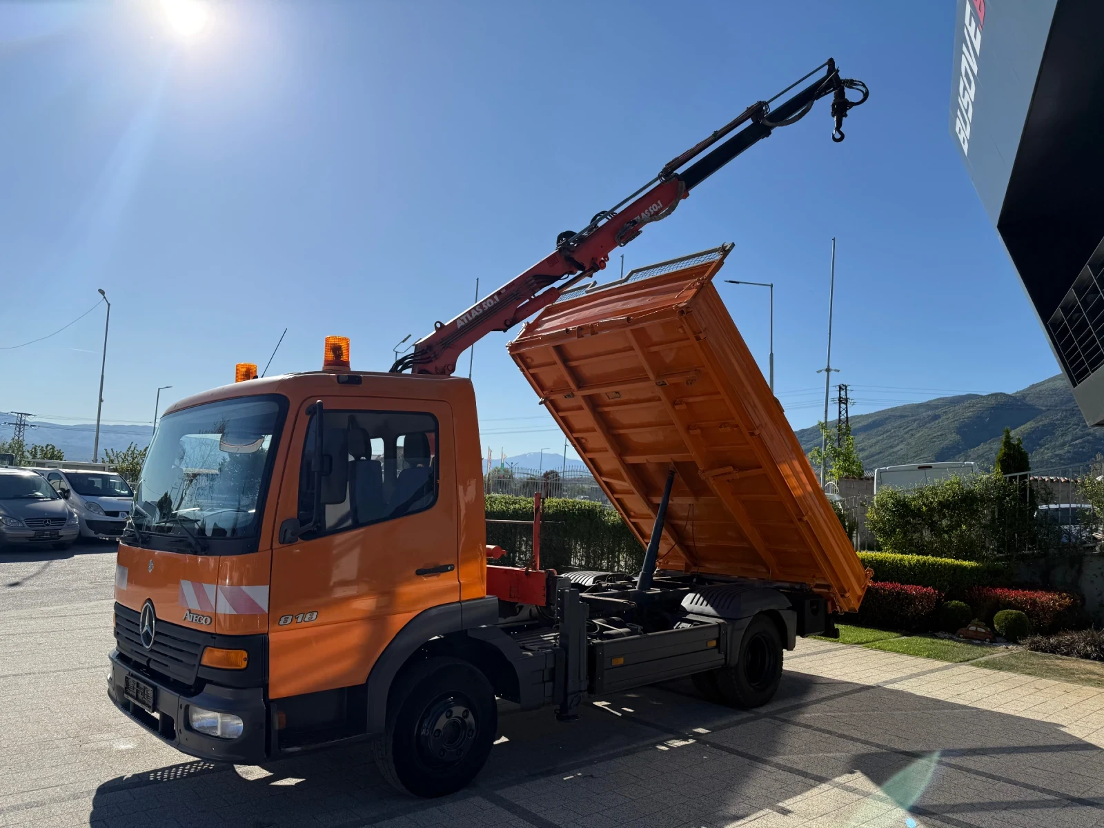 Mercedes-Benz Atego 818 Самосвал с кран + дистанционно  - изображение 2