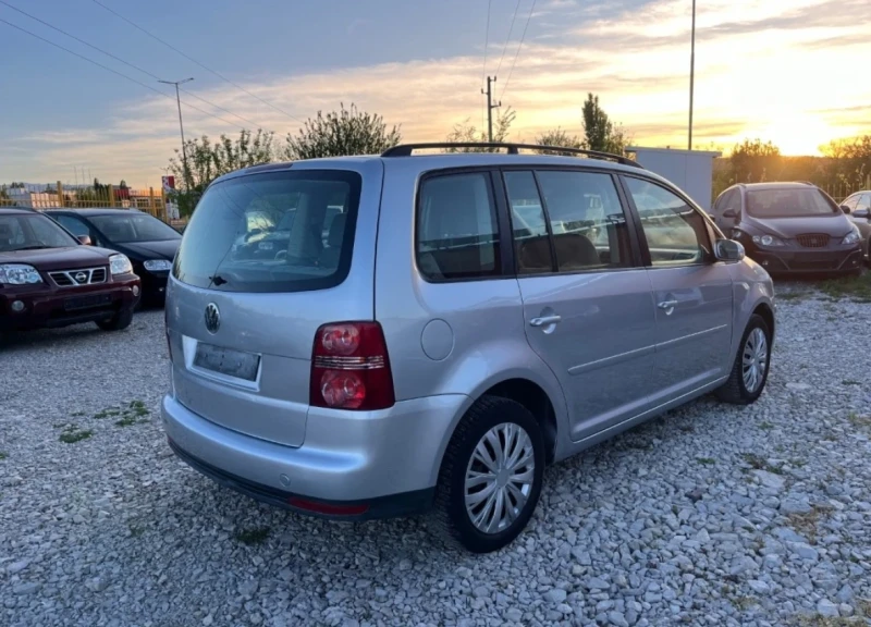 VW Touran 1.6-101кс, 7-местен, снимка 4 - Автомобили и джипове - 49105156