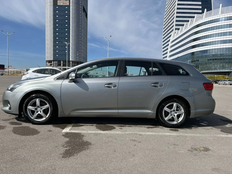 Toyota Avensis T27 Facelift, снимка 5 - Автомобили и джипове - 49422065