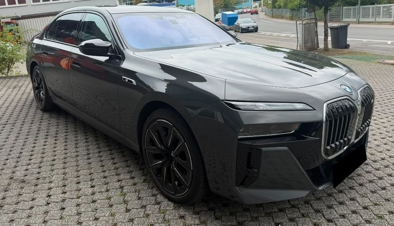 BMW 760 M760e xDrive  Theatre Mode