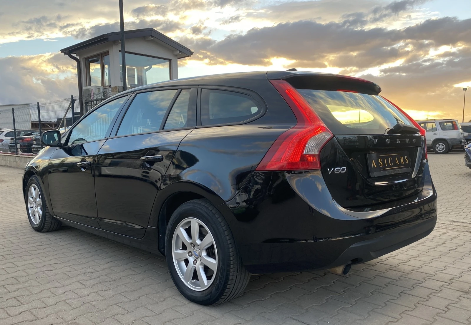 Volvo V60 1.6D D4 EURO 5A - изображение 3