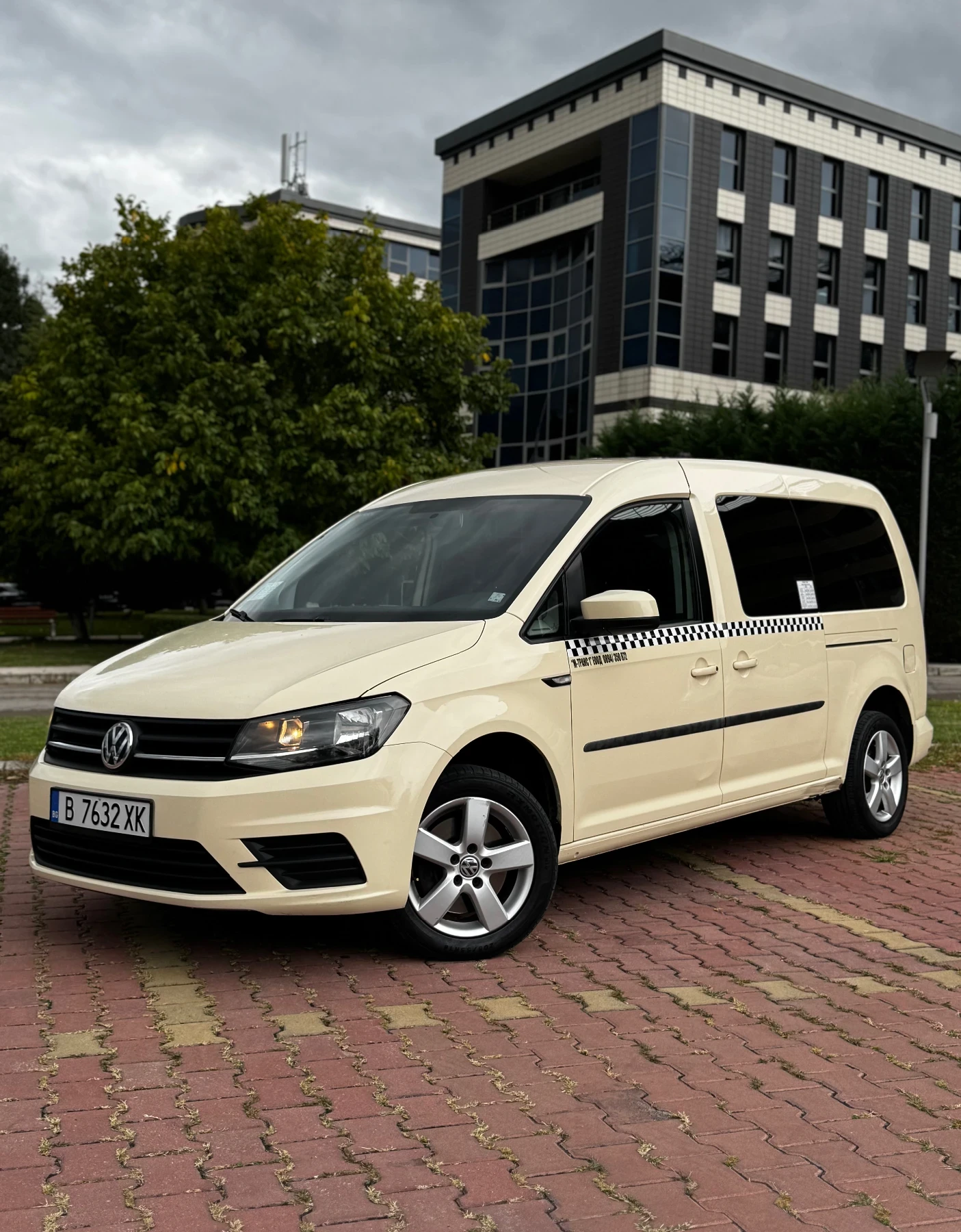 VW Caddy 7 места