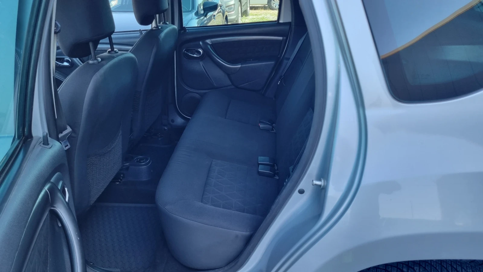 Dacia Duster 1.5 dci, снимка 12 - Автомобили и джипове - 55662094