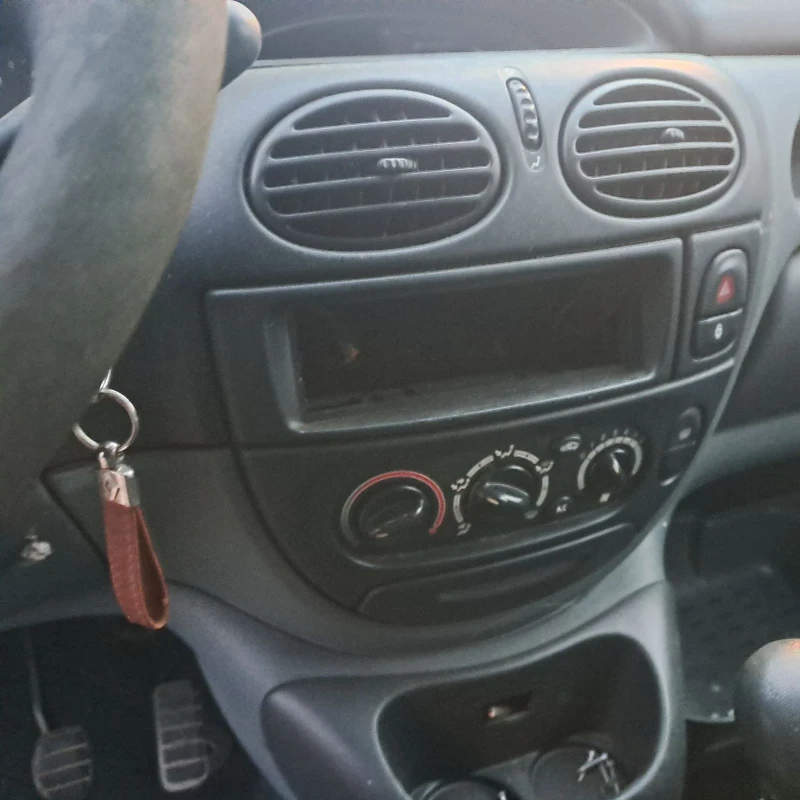 Renault Scenic, снимка 10 - Автомобили и джипове - 48954009