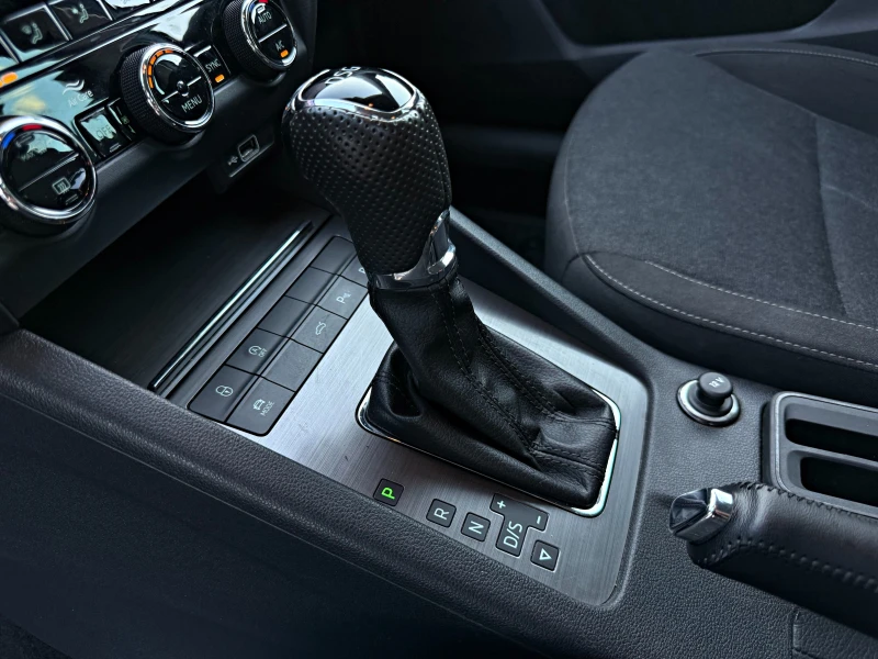 Skoda Octavia Virtual Cockpit Keyless LED DISTRONIC, снимка 16 - Автомобили и джипове - 51805511