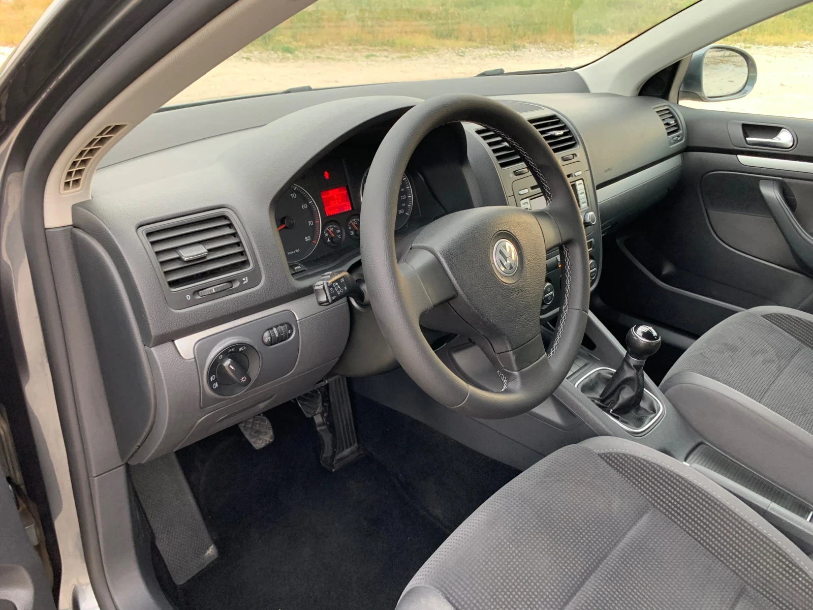 VW Golf 1, 6b/102kc - изображение 7
