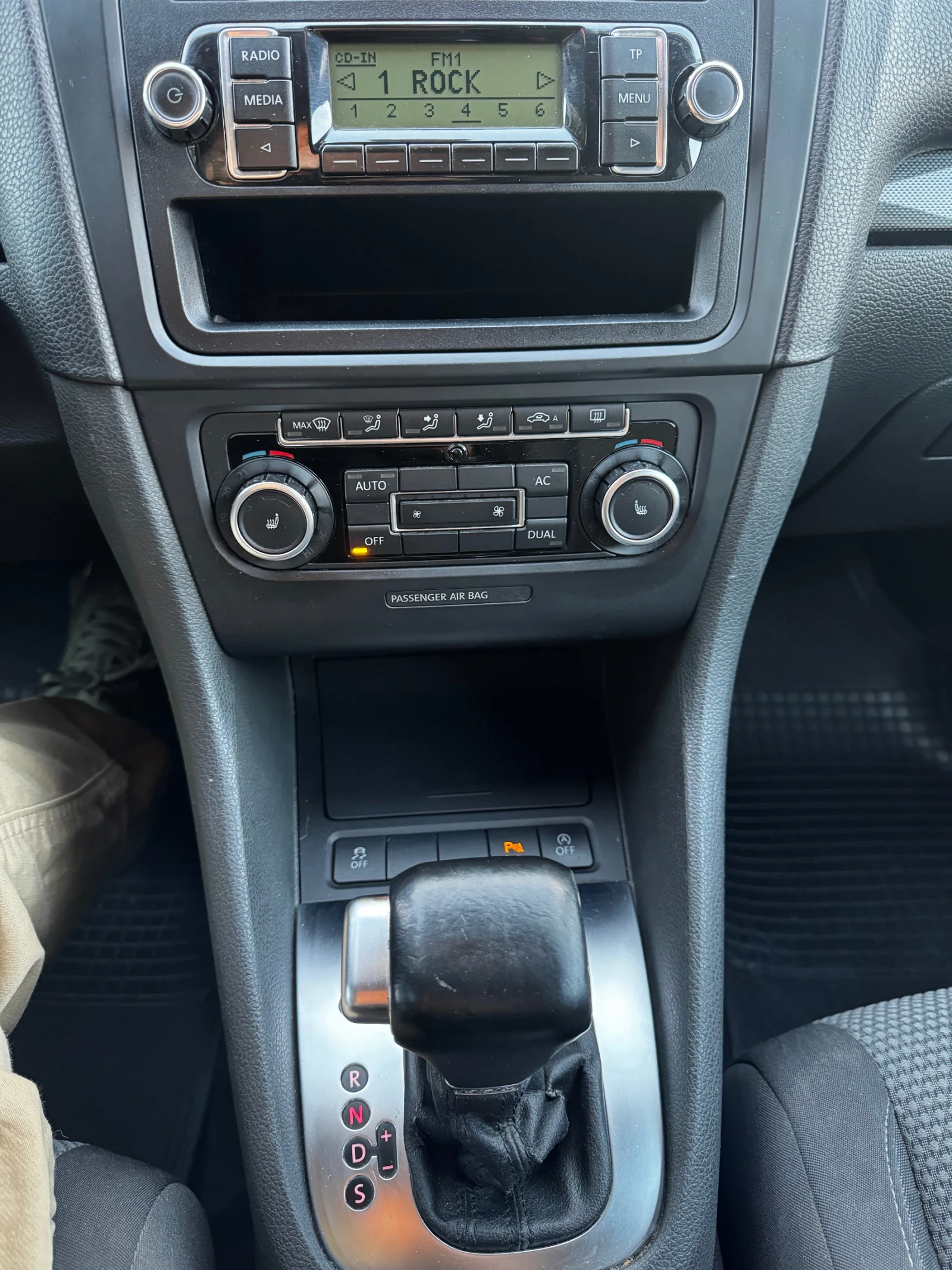 VW Golf 1.6TDI, снимка 9 - Автомобили и джипове - 56250312