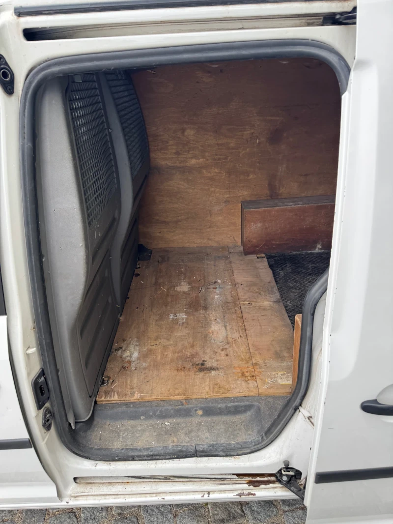 VW Caddy 1.6 TDI, снимка 8 - Автомобили и джипове - 50678800