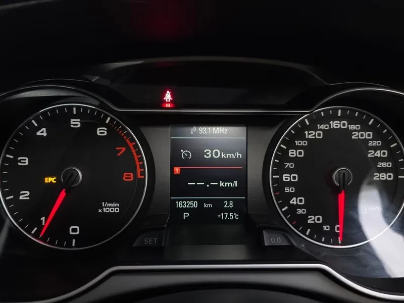 Audi A4 40TFSI QUATTRO, снимка 16 - Автомобили и джипове - 56290318