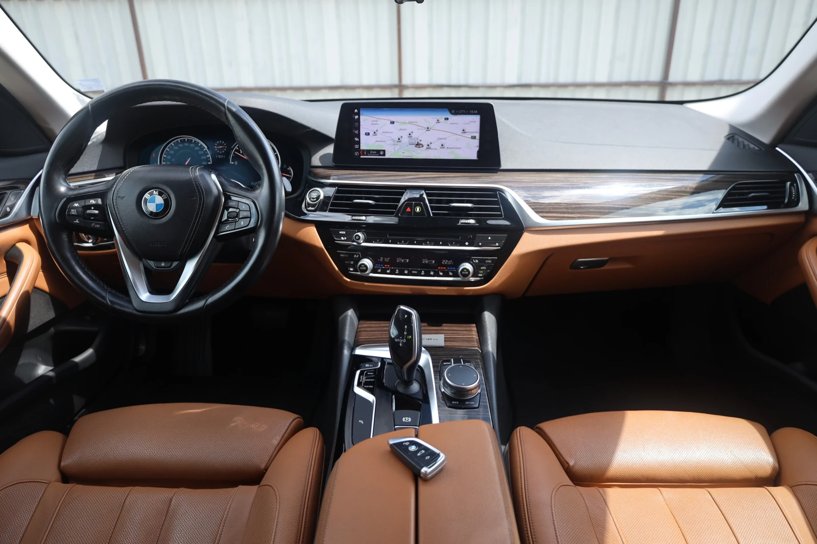 BMW 530 d xDrive KeyGO MASSAGE HuD SitzKlima AdaptiveLED, снимка 12 - Автомобили и джипове - 54822542