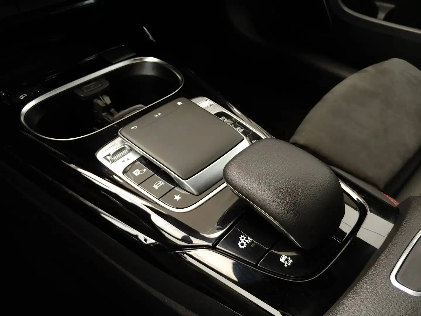 Mercedes-Benz A 35 AMG  BURMESTER Цена до България & АвтоКредит, снимка 16 - Автомобили и джипове - 56116562