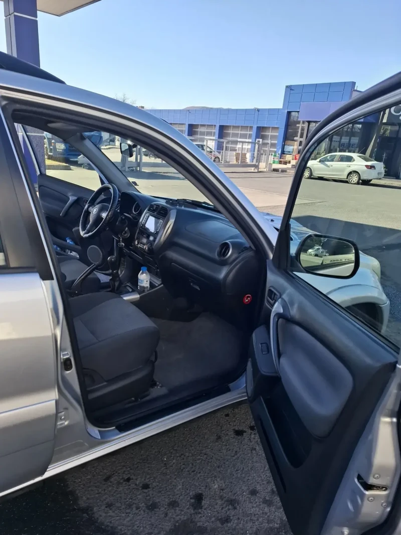 Toyota Rav4, снимка 8 - Автомобили и джипове - 48095574