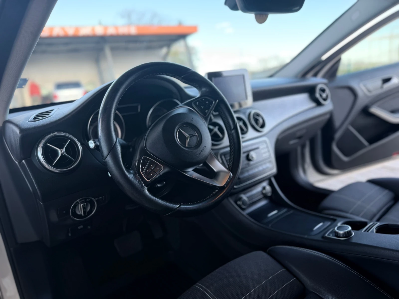 Mercedes-Benz GLA 200, снимка 4 - Автомобили и джипове - 54372619