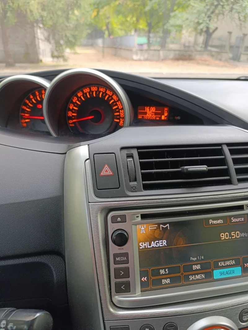 Toyota Verso, снимка 8 - Автомобили и джипове - 52791742