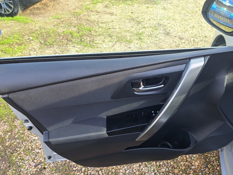 Toyota Auris 1.6i , снимка 17 - Автомобили и джипове - 52838698