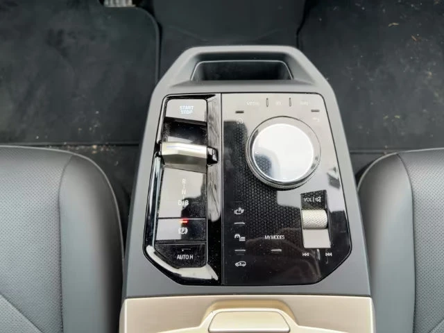 BMW iX xDRIVE-50/523HP/360/DRIVEASSIS/VENT/AMBI/KLES/282z, снимка 15 - Автомобили и джипове - 54120411