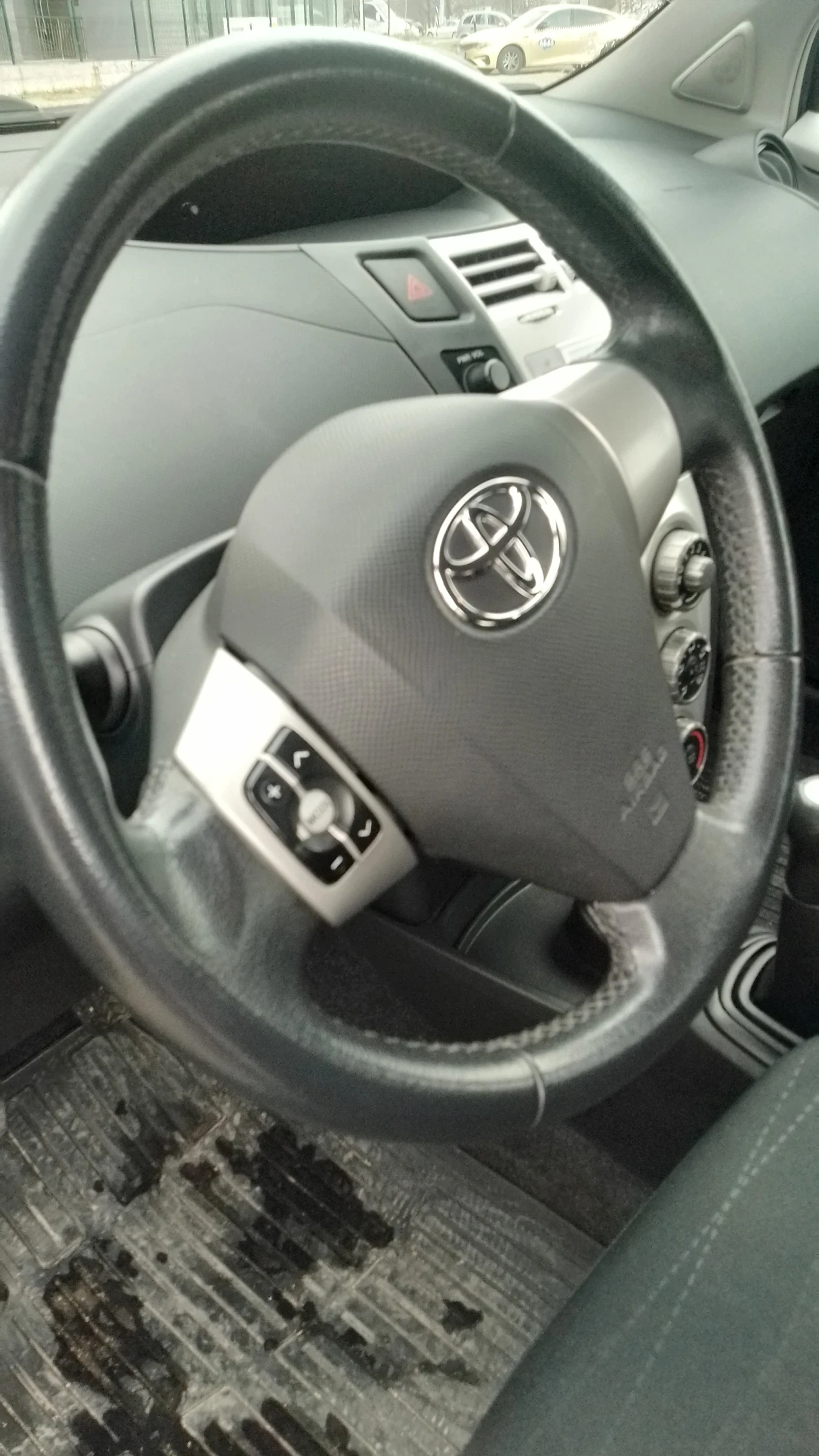 Toyota Yaris R, снимка 9 - Автомобили и джипове - 53904976