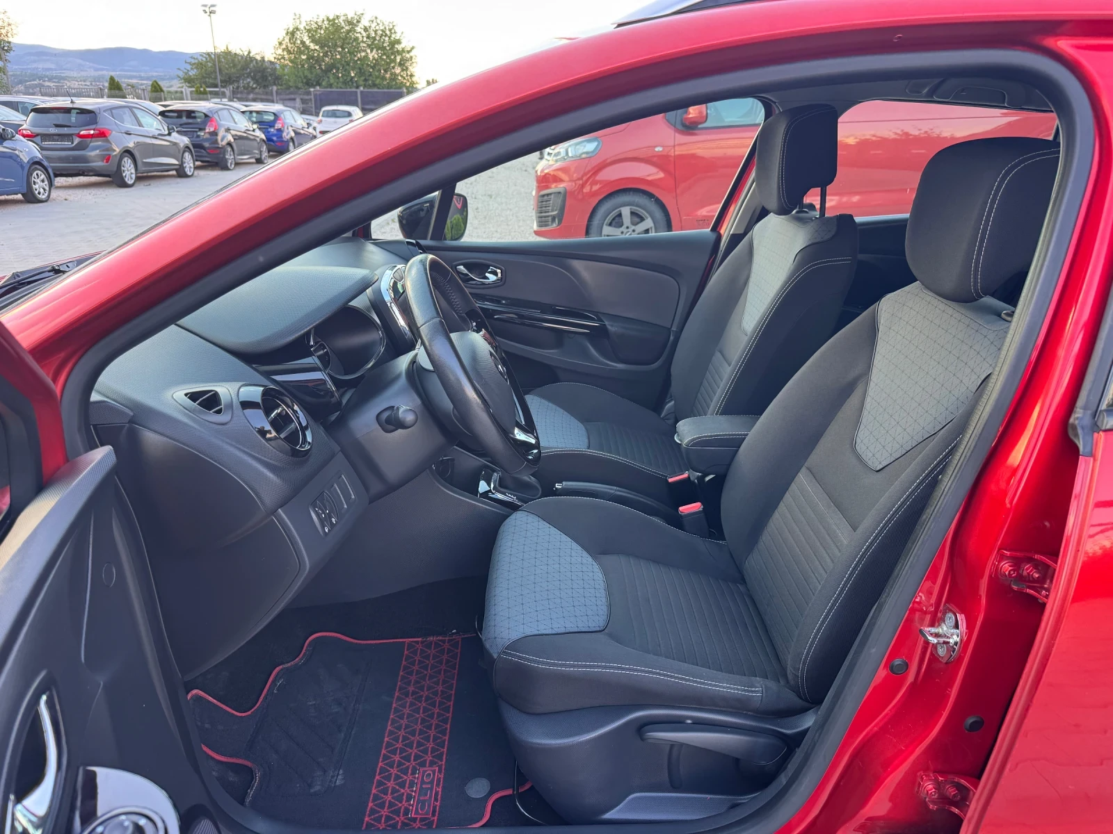 Renault Clio 1.5DCI AVTOMAT , снимка 10 - Автомобили и джипове - 54873344